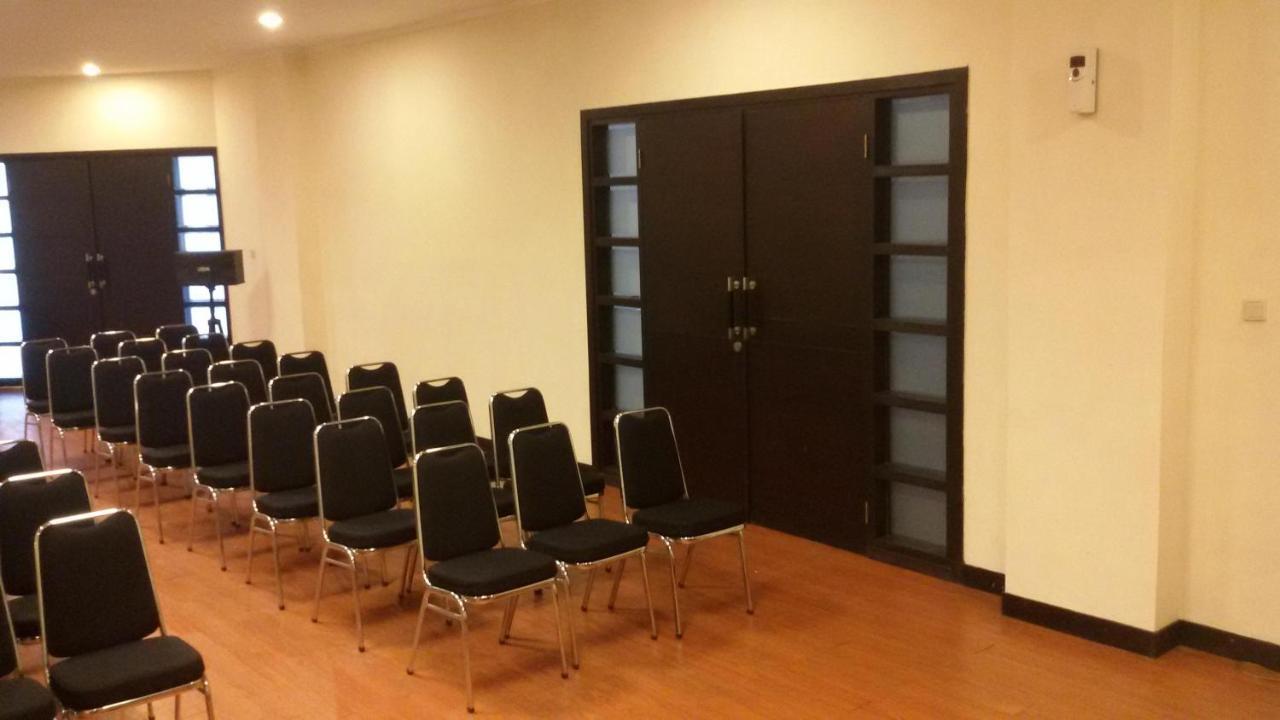 Reddoorz Plus @ Tanah Abang Otel Cakarta Dış mekan fotoğraf